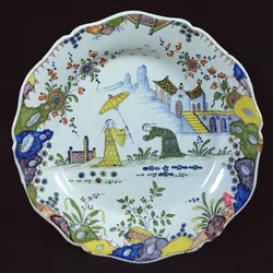 Bord, versierd in de Chinoiserie stijl, gemaakt in Rouen