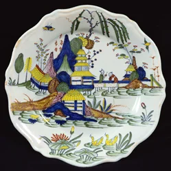 Polychroom Bord, Chinees Landschap van een Meer, gemaakt in het Sinceny Atelier