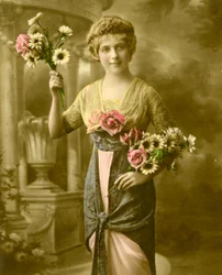 Portret van een vrouw met een bos bloemen ca. 1898