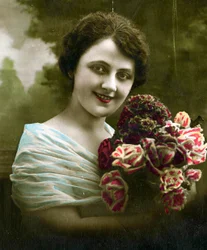 Portret van een vrouw met een bos bloemen ca. 1898
