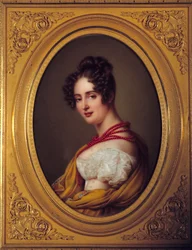 Portret van een jonge vrouw met een rode ketting