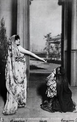 Ansichtkaart met Sarah Bernhardt (1844-1923) in Phedre door Jean Racine (1639-99) eind 19e eeuw