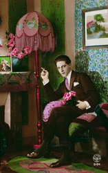 Ansichtkaart met een elegante jongeman, ca. 1930