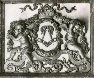 Putti flankeren de initiaal L op de deur van de Salon des Gardes de la Reine