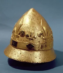 Reconstructie van de vergulde helm van Karel VI gevonden bij de opgravingen van het Louvre in 1986