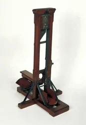 Verkleind model van een guillotine (hout en metaal)