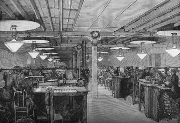 Kamer van vrouwelijke telegrafisten in het centrale kantoor van het Ministerie van Posten en Telegrafen verlicht met elektrisch licht door voltaïsche booglampen (systeem cance), Parijs 1883