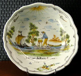 Saladeschaal met afbeelding van een ambachtsman en boten op de Loire, Nevers, 1800 (keramiek)