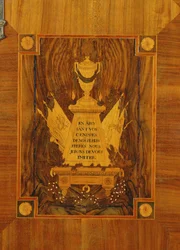 Buffet met marqueterie ontwerp van emblemen en motto
