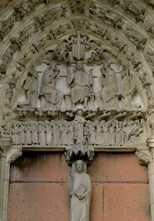 Zuidportaal timpaan met Christus op de troon met een Beau Christ-figuur op de trumeau eronder, 12e eeuw