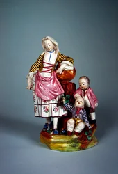 Beeldje van een jonge vrouw met haar twee zonen