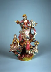 Beeldje van vrouwen en kinderen gegroepeerd op een rots