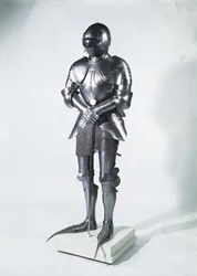 Harnas met puntige schoenen, ca. 1480