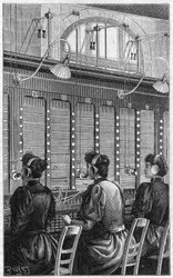 Telefoonkantoor (centrale téléphonique - standaard téléphonique) van de rue Gutenberg in Parijs in 1895. Meerdere tafelafdelingen van 240 abonnees bediend door 3 telefonistes.