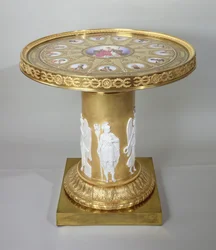 De Austerlitz-tafel, ingelegd met Sèvres-platen ter herdenking van Napoleons overwinning bij Austerlitz, 1808-10 (goud & porselein)