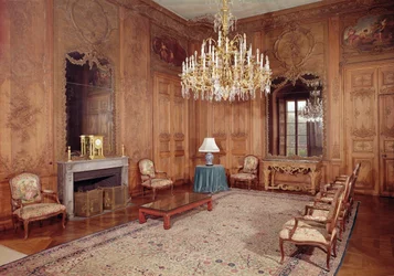 De Grote Lounge met houtwerk toegeschreven aan Verbeck en Louis XV periode meubels gesigneerd door D. Delant en F. Folliot, 1730-36