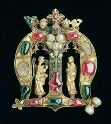 Het Hylle-sieraad, in de vorm van een gekroonde Lombardische initiaal M met annunciatiefiguren, laat 14e eeuw