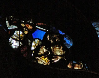 Het westelijke roosvenster met een scène uit het Boek Openbaring: Oorlog in de hemel; St. Michael overwint de draak (12:7-8)