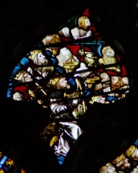 Het westelijke roosvenster met een scène uit het Boek Openbaring: Vierentwintig oudsten samen met de engel van St. Mattheüs en de leeuw van St. Marcus (4:10)