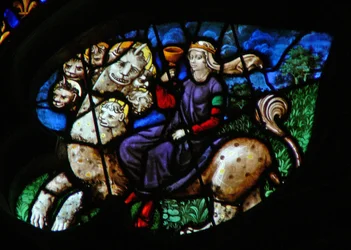 Het westelijke roosvenster met een scène uit het Boek Openbaring: zevenkoppig beest draagt de hoer van Babylon met een gouden beker in haar hand (17:3-5)