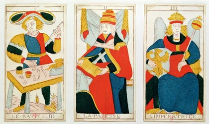 Drie tarotkaarten met afbeelding van De Magiër, De Hogepriesteres en De Keizerin (gekleurde houtsnede)