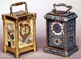 Twee Franse reisklokken met emaildecoratie, ca. 1870