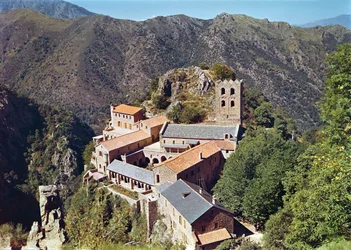 Uitzicht op de abdij van St. Martin du Canigou