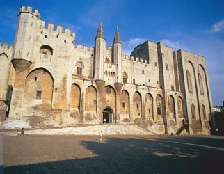 Uitzicht op de ingangsfacade van het paleis