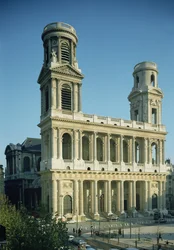 Uitzicht op de gevel van de kerk van Saint-Sulpice, gebouwd tussen 1646-1780