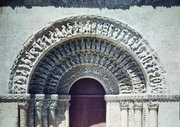 Uitzicht op het portaal van het zuidelijke transept, 1150-75