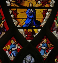 Raam w105 met de Hemelvaart van de Maagd Maria