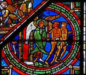 Raam w15 met het Barmhartige Samaritaan raam: Adam en Eva verdreven uit Eden
