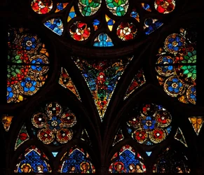 Venster w17 met de traceringlichten met geometrisch en decoratief glas