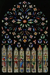 Het westelijke roosvenster, het Lam van de Apocalyps (C20) in het midden omringd door 12 engel-muzikanten; wapenschilden waaronder Montmorency-Laval, Bertrand Duguesclin en Oli