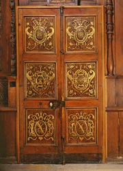 Houten deuren van de binnenplaats, oorspronkelijk van het Chateau d