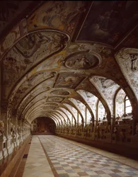 Uitzicht op het antiquarium van het Koninklijk Paleis