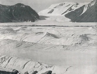 Gespleten ijs bij de ingang van Priestley-gletsjer, c1911, 1913