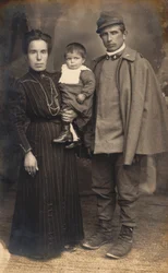 Ansichtkaart met een infanteriesoldaat, kanonnier, in het uniform van de oorlog met zijn familie, 16031917