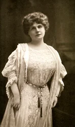 Marie Corelli, Britse romanschrijfster