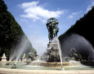 Zicht op de fontein van de vier delen van de wereld, of fontein van het observatorium of zelfs de Carpeaux fontein, gelegen op Place Camille Jullian in Parijs in de Marco Polo tuin. Deze bronzen fontein werd gebouwd tussen 1867 en 1874 door architect Gabri