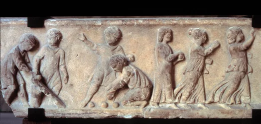 Gallo-Romeinse kunst: marmeren fries in laag reliëf van een sarcofaag met spelende kinderen. 2e eeuw n.Chr. Parijs, Louvre