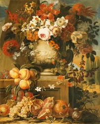 Bloemen in urnen op sokkels met fruit