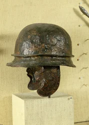 Helm met wangbeschermers, uit Alesia, Tene III