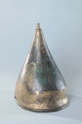 Helm met ingekerfde versiering, uit een graf in Berru, Marne