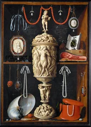 Een kast met kunstvoorwerpen