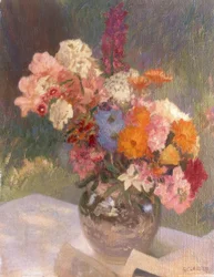 Bloemen in een glanzende vaas