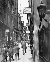 Bow Lane kijkend naar het noorden, City of London, ca. 1920s
