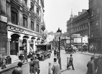 Cannon Street met Lyons winkel, hotel en station, Londen, ca. 1920-1930