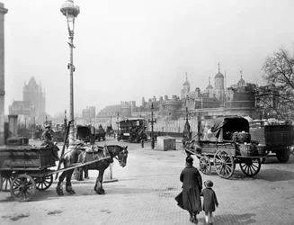 Karren buiten de Tower of London, ca. 1930