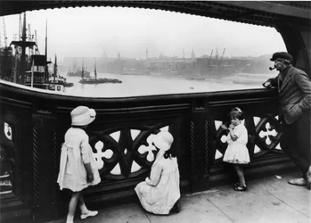 Mensen kijken naar de Theems vanaf Tower Bridge, City of London